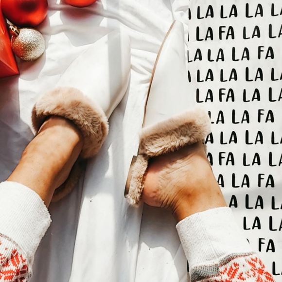 🚨Holiday Collection 💫🌲 WHITE FUR FLATS - Picture 4 of 8